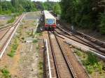 Hier ist der S-Bahnzug gerade vom rechten Gleis auf das linke bergewechselt, Berlin Olympiastadion Mai 2009