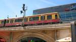 S-Bahn auf den Stadtbahnbogen am Alexanderplatz, Berlin 14.6.2009