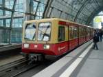 S-Bahnzug der Br 885 im Berliner Hauptbahnhof am 2.10.08 . 