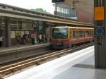 BR 481 mit groem Andrang im Bhf Gesundbrunnen, Berlin Juli 2009