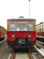 S-Bahnzug vor der Wagenhalle in Erkner, 2007 (Fahrzeugausstellung)