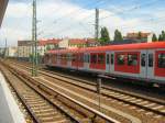 S-Bahnzug aus Stuttgart fhrt auf den Fernbahngleisen am S-Bhf Wedding vorbei, Berlin Juli 2009