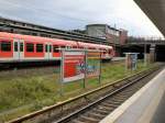 Blick vom S-Bahngleis Gesundbrunnen zur Ersatz S-Bahn BR 423 am fernbahnsteig, Berlin Juli 2009