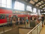 Groer Andrang auf den S-Bahnersatzzug im Bahnhof Friedrichstrasse, Berlin Juli 2009