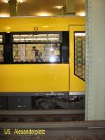 Neue Fensterfolie mit dem Brandenburger Tor, U 5 Alexanderplatz Mrz 2009