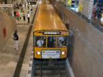 Im U-Bahnhof Bundestag pendelt am Erffnungstag ein Vollzug, Berlin 8. 8. 2009