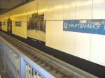 U-Bhf Hauptbahnhof, das bis auf weiters nicht benutzte Gleis ist durch ein Gitter vom bahnsteig getrennt, Berlin 8.8.2009