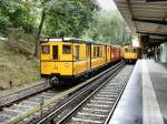 A2-Zug und lterer Linienzug auf der U3 im U-Bhf Krumme Lanke, 13.9.2009