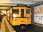 Hist. U-Bahnzug, Wagen 404 nach Alexanderplatz (Kleinprofil), 2008
