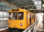 U-Bahnzug nach Uhlandstrasse, 2006 Bhf. Warschauer Strasse