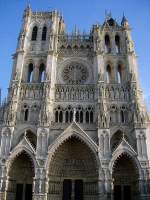 Strzende Linien: sollen solche Bilder jeweils entzerrt werden? Bild gegenber dem Original (s. Link unten) noch um 0.4  rotiert. 
http://www.staedte-fotos.de/name/einzelbild/number/13957/kategorie/suchen/suchbegriff/Heinz+Stoll.html