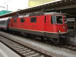 Das Originalbild: Re 4/4 II 11303 in Rot und einigermassen sauber. Rote Farbe beim Schweizerkreuz abgeblttert (Front). Vor BB-Zug in Richtung Salzburg bereit zur Abfahrt. Zrich HB, 10. Mai 2009, 17:41