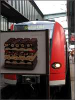 Hier die ungeschnittene Version des Bildes mit der Schokoladenwerbung und dem Triebzug. Ich denke jetzt wird die Ausrichtung des Scheinwerfers verstndlich.
