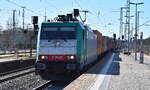 ITL - Eisenbahngesellschaft mbH, Dresden [D] mit der dauergeleasten Alpha Trains Lok 'E 186 128' [NVR-Nummer: 91 80 6186 128-5 D-ITL] und einem Containerzug am 18.03.25 Durchfahrt Bahnhof Michendorf.