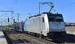 HSL Logistik GmbH, Hamburg [D]  mit der geleasten Railpool Lok '186 300-0' [NVR-Nummer: 91 80 6186 300-0 D-Rpool] und einem Nutzfahrzeugtransportzug (fabrikneue Peugeot u. Citroen Transporter) am 20.03.25 Höhe Bahnhof Rodleben.
