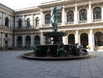 (275'036) - Brunnen am 8. Mai 2025 in Hamburg, Rathaus