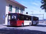 (277'785) - TPF Fribourg - Nr. 104/FR 300'210 - Volvo am 12. Juli 2025 beim Bahnhof Avenches
