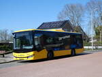 (273'660) - Qbuzz, Groningen - Nr. 1012/73-BZN-7 - Iveco am 5. April 2025 in Ternaard, Stationsweg
