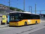 (276'049) - CarPostal Ouest - VD 165'364/PID 10'018 - Iveco (ex TPC Aigle Nr. CP09) am 30. Mai 2025 beim Bahnhof Neuchtel