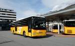 (281'716) - PostAuto Wallis - VS 424'842/PID 10'087 - Iveco am 21. Oktober 2025 beim Bahnhof Visp