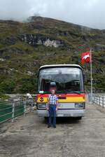 (280'144) - Buzzi, Bern - BE 910'789 - Mercedes (ex Mattli, Wassen/PID 2295) am 9. September 2025 in Zervreila, Staumauer (mit seinem stolzen Besitzer)