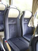 S416 HDH Sitzausstattung: Bequem und verstellbar, mit umklappbarer Armlehne.