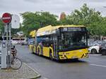 BVG 5424 ein Solaris Urbino 18 Electric als 200 Michelangelostr. via Potsdamer Platz an der Haltestelle U+S Zoologischer Garten. 2.August 2023