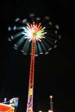 Der Star Flyer der Firma Goetzke ist der grte transportable Kettenflieger der Welt. Mit einer Gesamthhe von 52 Metern zieht er seine 24 Fahrgste in eine schwindelerregende Flughhe von 43 Metern und dreht dort schwungvoll seine Runden. Cranger Kirmes 2009