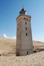 Der Leuchtturm von Rubjerg. Da er von der Wanderdne in Rubjerg Knude teilweise verschttet ist, ist er nicht mehr wie andere in Dnemark zu touristischen Zwecken noch aktiv. Zwar wurde ein neuer Eingang gebaut, da der ursprngliche unter Sand liegt, aber betreibbar ist er nicht mehr. Teilweise sind die verschtteten Huser neben dem Turm zu erkennen, die schon sehr stark verfallen sind. Mai 2008