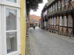 Eine typisch dnische kleine, schmale Gasse. Ebenso typisch die schiefe Fachwerkbauweise. Ribe soll die lteste Stadt in Dnemark sein. August 2005