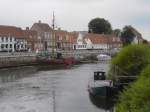 Die  Hafenpromenade  in Ribe am gleichnamigen Fluss. Von den Husern hat man einen schnen Blick auf die im Fluss liegenden Schiffe. Sommer 2005