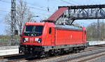DB Cargo AG, Mainz [D) mit ihrer  187 141  [NVR-Nummer: 91 80 6187 141-7 D-DB] Richtung Rbf. Seddin am 10.04.25 Höhe Bahnhof Saarmund.