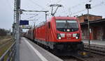 DB Cargo AG, Mainz [D] mit ihrer  187 181  [NVR-Nummer: 91 80 6187 181-3 D-DB] und einem Coilzug am 24.03.26 Durchfahrt Bahnhof Roßlau (Elbe).