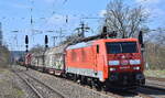 DB Cargo AG, Mainz [D) mit ihrer  189 061-5  [NVR-Nummer: 91 80 6189 061-5 D-DB] und einem gemischten Güterzug am 10.04.25 Höhe Bahnhof Saarmund.