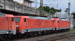 DB Cargo AG, Mainz [D] mit dem Lokzug  189 008-6  [NVR-Nummer: 91 80 6189 008-6 D-DB] mit  189 012-8  [NVR-Nummer: 91 80 6189 012-8 D-DB] +  185 354-8  [NVR-Nummer: 91 80 6185 354-8 D-DB] am Haken Richtung Maschen am 27.05.25 Höhe Bahnhof Hamburg-Harburg.