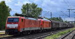 DB Cargo AG, Mainz [D] mit ihrer  189 070-6  [NVR-Nummer: 91 80 6189 070-6 D-DB] + der Vectron Dual Mode Light Lok  249 016  [NVR-Nummer: 90 80 2249 016-7 D-DB] und einem gemischten Güterzug am Haken am 01.08.25 Höhe Bahnhof Niederndodeleben.