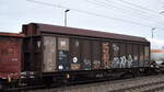 Schiebewandwagen mit zwei Radsätzen, zweiteiligen Aluminium-Schiebewänden und sechs verriegelbaren Trennwänden der DB Cargo mit der Nr. 21 RIV 80 D-DB 2473 851-8 Hbillns 302 in einem gemischten Güterzug am 04.11.25 Höhe Bahnh ...