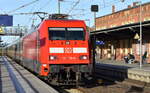 DB Fernverkehr AG [D] mit ihrer '101 136-0' [NVR-Nummer: 91 80 6101 136-0 D-DB] u. IC-Wagengarnitur (ohne Fahrgäste) am 05.11.25 Durchfahrt Bahnhof Roßlau (Elbe) Richtung Dessau.