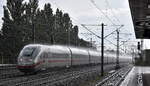 Hochgeschwindigkeit bei Starkregen, ein ICE 4 der BR 412 der DB Fernverkehr AG aus dem Süden kommend Richtung Berlin Hbf. am 22.07.25 Höhe Bahnhof Luckenwalde.