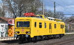 DB InfraGO AG, Fahrzeugnutzer DB Netz, Maschinenpool Berlin mit ihrem ORT  708 323  (9980 9 436 033-1 D-DBMP) am 01.04.25 Höhe Bahnhof Niederndodeleben.