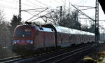 DB Regio AG - Region Nordost, Fahrzeugnutzer: Regionalbereich Berlin/Brandenburg, Potsdam mit ihrem Taurus  182 021-6  (NVR:  91 80 6182 021-6 D-DB ) als RB24 nach Eberswalde Hbf. am 15.12.25 Höhe Bahnhof Röntgental.