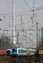 183 001 fhrt mit Alex 37978 am 07.04.2009 in Regensburg ein. Im Hintergrund ist der Turm der (ehemaligen) Zuckerfabrik zu sehen.
