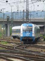 183 004 mit Alex Wagen im Gleisvorfeld des Regensburger Hbf, 19.05.2008.