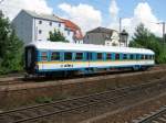Der Alex  Silberling  56 80 31-33 900-0 (Bauart Bnd) ist am 10.06.2008 in Regensburg abgestellt. Bei diesen Wagen handelt es sich um einen ex ABn, das heit er besitzt im Mittelteil Abteile (jetzt 2. Klasse). Am einen Ende gibt es einen Mehrzweckraum fr Fahrradbefrderung, am anderen Ende 2. Klasse Groraum.