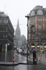 Dom durch die Ursulinerstrae aus gesehen; im Regen