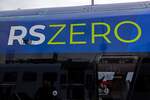 Stadler knpft mit dem Branding des RSZero deutlich an das originale RegioShuttle an, dessen offizielle Bezeichnung RS1 lautete. Der Name des Nachfolgers stellt also einerseits den Bezug zum RegioShuttle her und zeigt andererseits, dass das Fahrzeug lokal emissionsfrei ist. Auch wenn es auf den ersten Blick etwas seltsam erscheint, dass der Nachfolger des RS1 RS0 heit.
