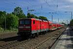 112 112 lief lichttechnisch ungnstig Richtung Norden am RE3, der in wenigen Augenblicken am Hausbahnsteig von Ludwigsfelde zum Halten kommt.