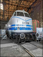 DR 240 001 konnte beim stöbern durch die Lokschuppen während des 17.Dresdner Dampfloktreffen entdeckt werden. Leider ging es sehr eng zu und es gab nur wenige Momente ein Bild ohne Besucher zu machen. Nicht perfekt, doch eine schöne Erinnerung an den 12.04.2025 in Dresden-Altstadt.<br>
---<br>
Gebaut wurde die Diesellok als Prototyp beim Lokomotivbau Karl Marx, Potsdam-Babelsberg (LKM) im Jahr 1964. Sie unterscheidet sich von den restlichen V 180 darin das sie zwei Motoren vom Typ KVD 18/21 A2 mit insgesamt 1200 PS hat. Die Synchronisation beider Antriebsmotoren bereitete ständig Probleme, das 1970 ein Motor stillgelegt wurde. Die Lok erhielt dann die Nummer 118 202. Das sollte auch bis ihrer z-Stellung im Jahr 1991 so bleiben. Im Jahr 1992 übernahm das Verkehrsmuseum Dresden (VMD) die Lok und zeichnete sie in V 180 202 um. Erst als die Diesellok an die IG Bw Dresden-Altstadt e.V. verliehen wurde bekam sie ihre ursprüngliche Nummer zurück.