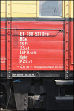 Um twas zu dem ET 188 521 Dre zu erfahren, muss man sich mit den Anschriften am Triebwagen begnügen. Folgendes lässt sich herauslesen:<br>
<br>
- Gattung BDe (2.Klasse mit Traglastenabteil)
- 16 Plätze
- Leergewicht 25t
- Länge über Puffer 9,55m
- Kpbr (Druckluftbremse mit Bremsklötzen)
- P 23,0t (Bremse wirkt bis 23t Zuladung Personen)<br>
<br>
Am Rahmen findet sich noch die letzte Untersuchung vom 05.06.2014<br>
---<br>
Gebaut wurde der Triebwagen bei Linke-Hoffmann-Busch (LHB) im Jahr 1930 und war zuerst bei der Schleizer Kleinbahn im Einsatz. 1973 wurde er ausgemustert und stand dann als Werkstattwagen im Bw Reichenbach zur Verfügung bis es dann zum Verkehrsmuseum Dresden (VMD) ging.