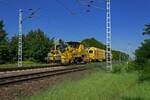 Zwei Baumaschinen von Plasser&Theurer in Form einer Schotterplanier- und einer Stopfmaschine fahren hier am 06.09.23 bei Wamannsdorf ber den Berliner Auenring.
